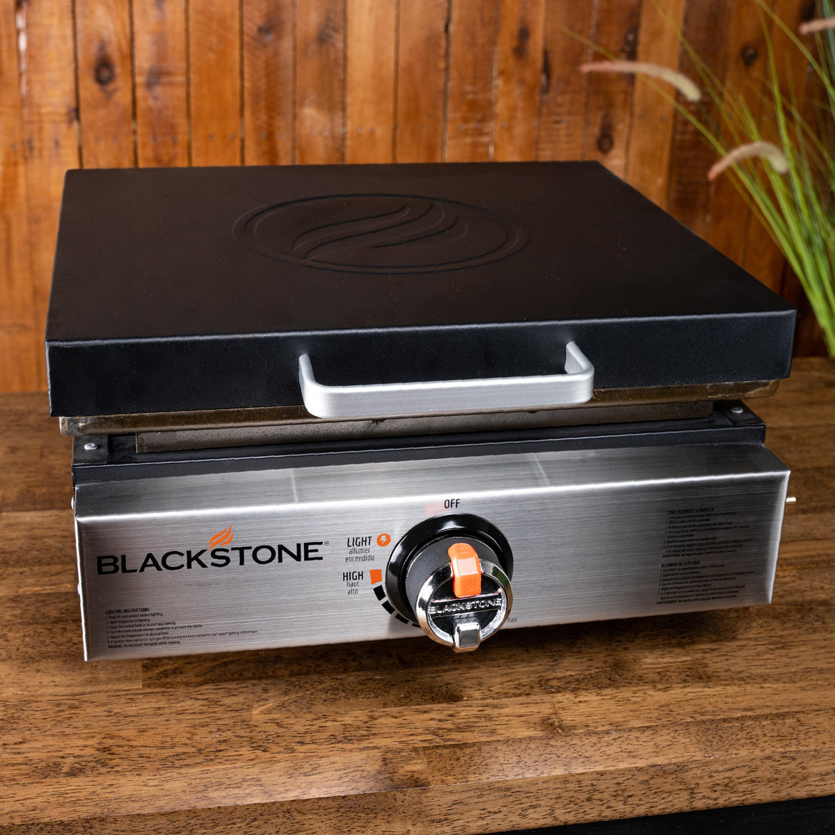 BLACKSTONE 5701 cover handle close-up highlights easy grip for quick on/off