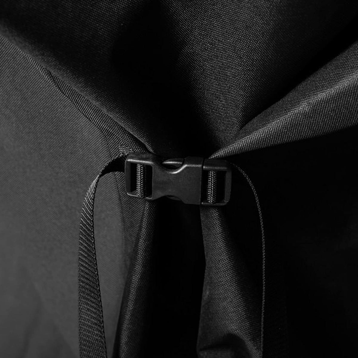 Blackstone outdoor griddle cover resists weather for all-season protection.