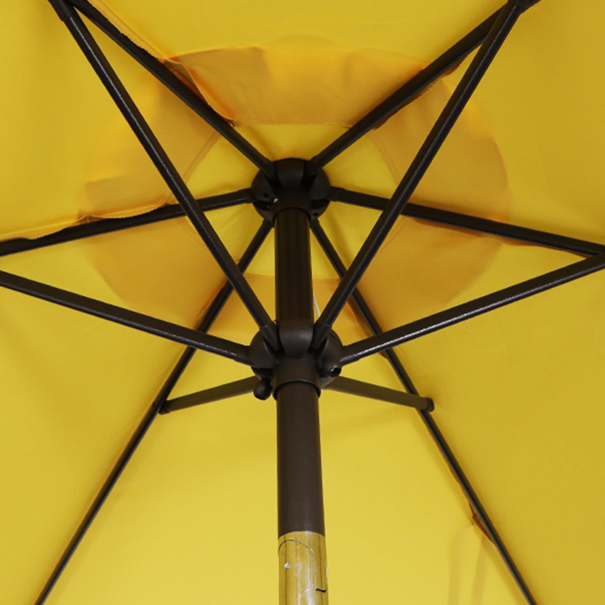 Blissun 7.5 ft umbrella crank tilt mechanism enables easy shading adjustment.