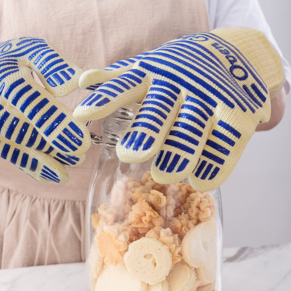 BLUESTEER machine-washable oven gloves maintain insulation after washing.