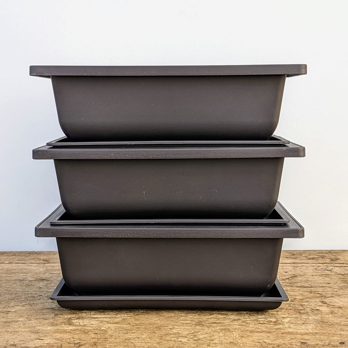 Bonsai Outlet drainage tray helps prevent soil loss and spills.