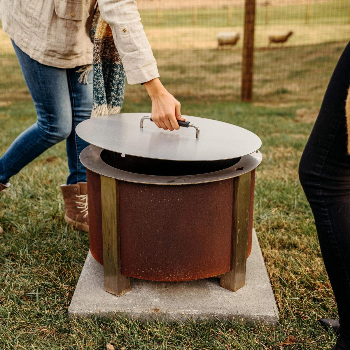 Breeo weatherproof lid shields moisture while keeping next-use ready.