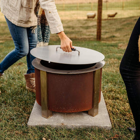 Breeo weatherproof lid shields moisture while keeping next-use ready.