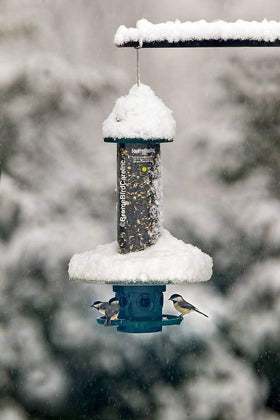 UV-resistant materials of the Weather Guard protect the feeder from sun exposure.