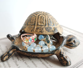 BSTWISH spare key holder turtle detail resists wind and toddler bumps.