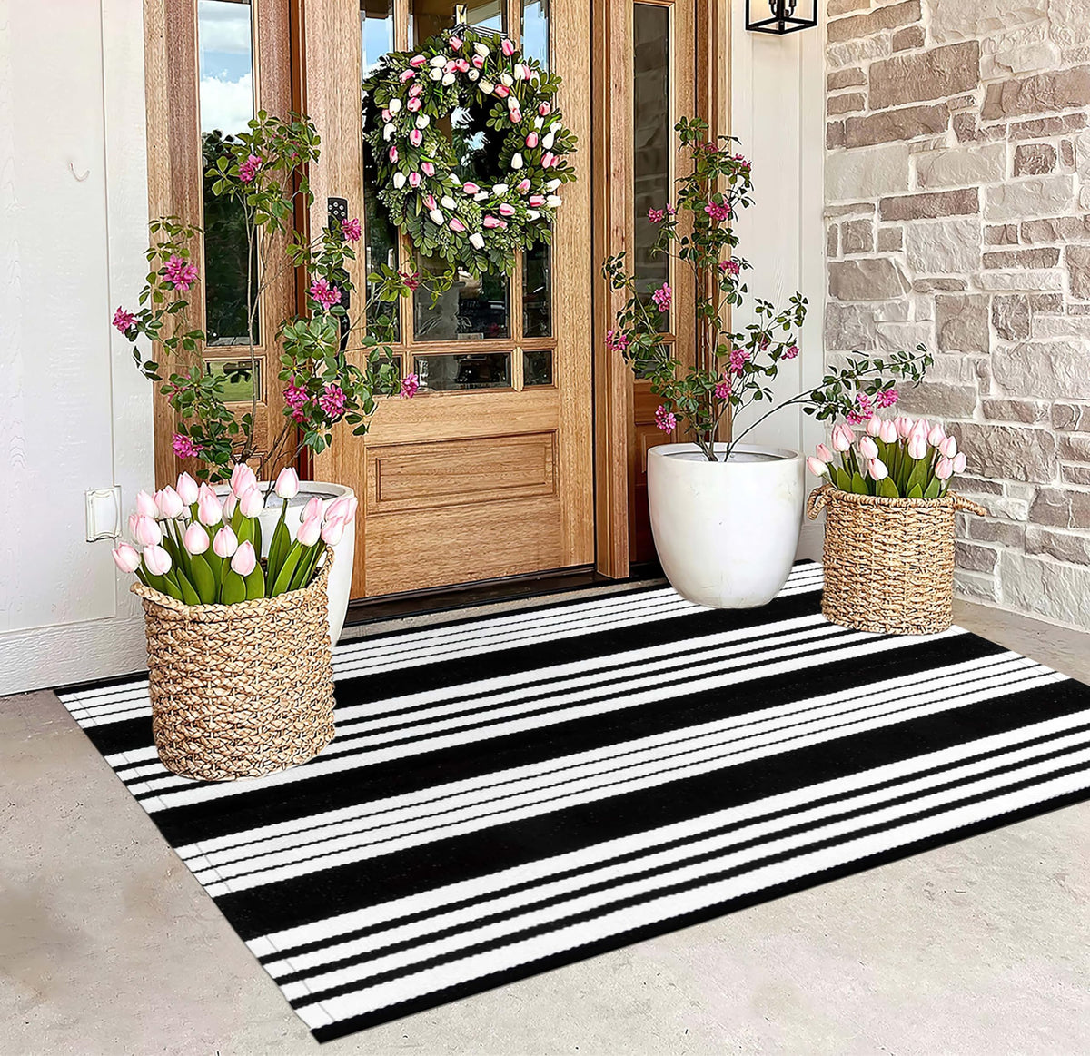 BUAGETUP black and white outdoor rug 3x5 with color-fast fibers for porch use.