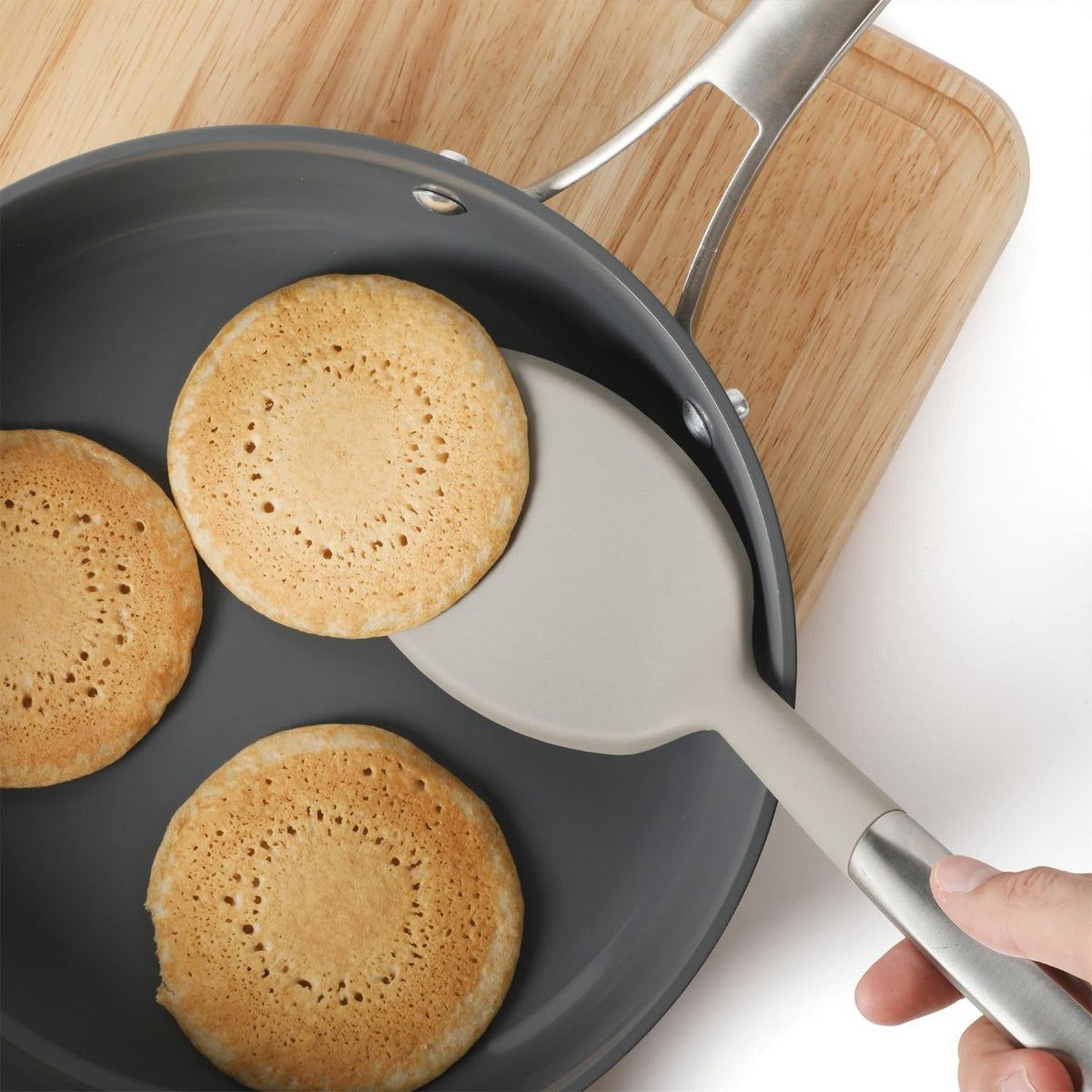 Effortless cleanup after busy weeknights with this durable tool.