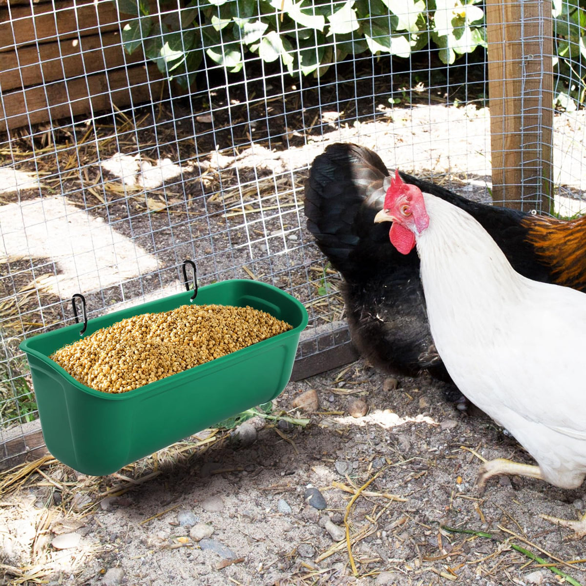 Cedilis multi-animal feeding support for poultry and small livestock