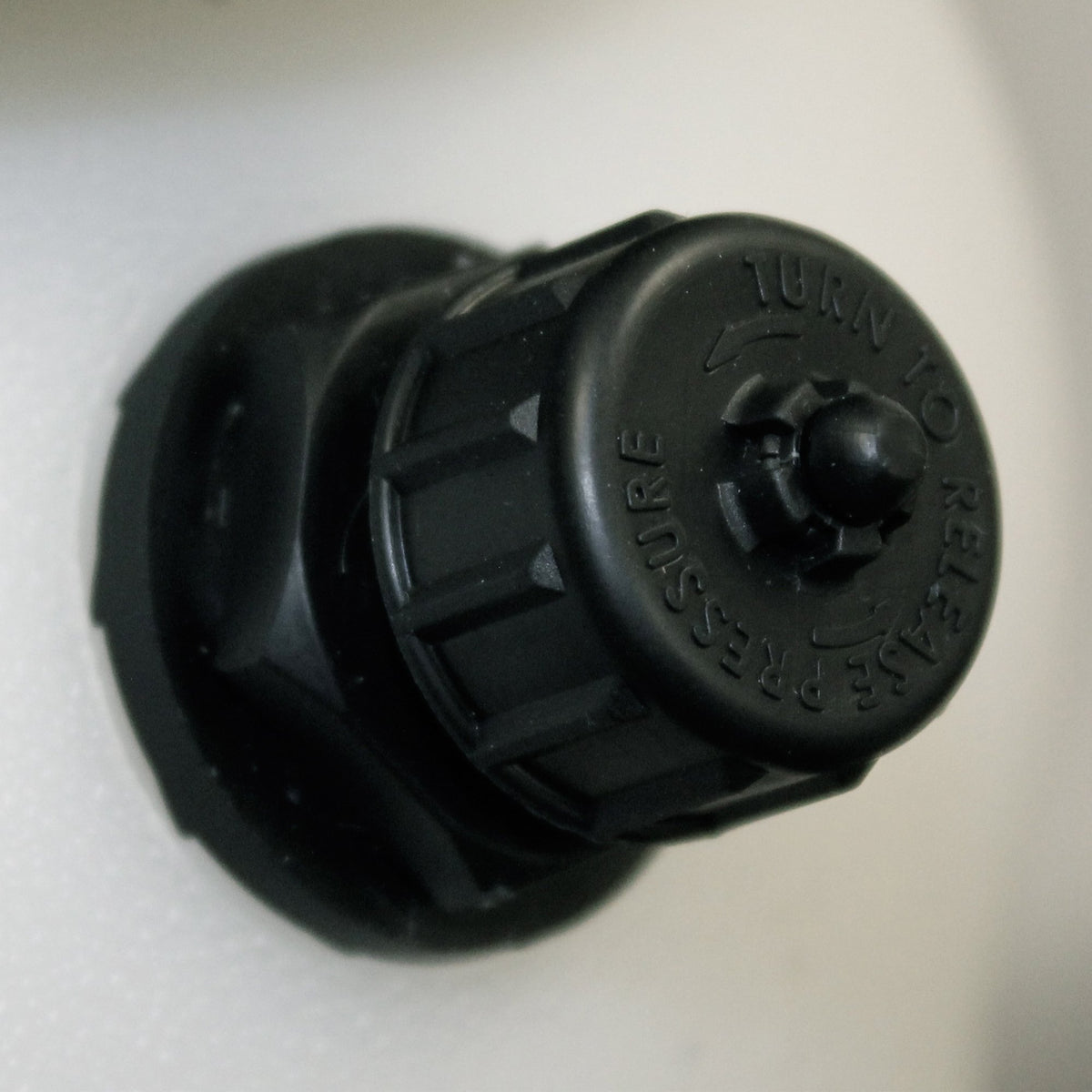 Chapin 21220XP ergonomic pump handle and lock-on shut-off reduce fatigue