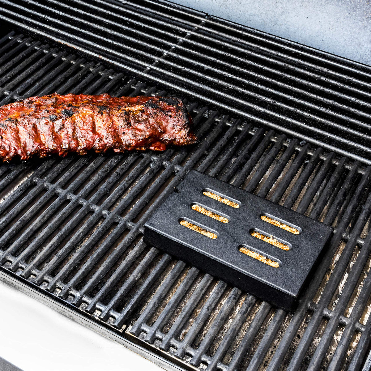 Char-Broil cast iron smoker box durable and heat-tolerant.