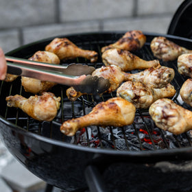 Char-Griller CG30040725 porcelain-coated lid and body provide durability.