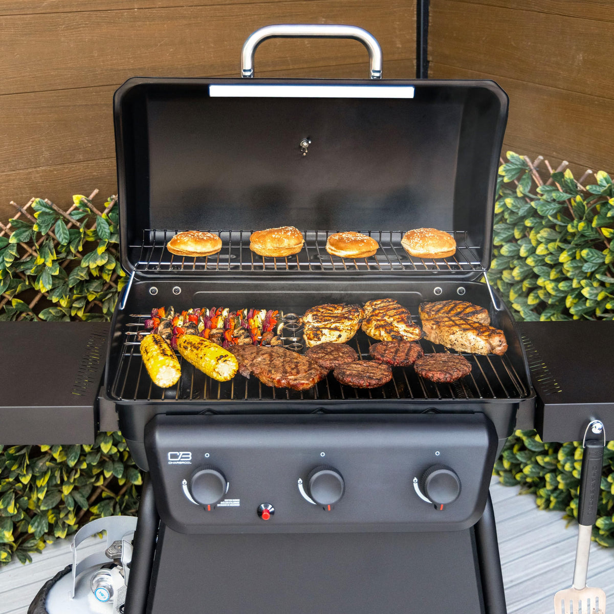 Charbroil Classic 3-Burner Grill 360 sq in cooking area for even searing