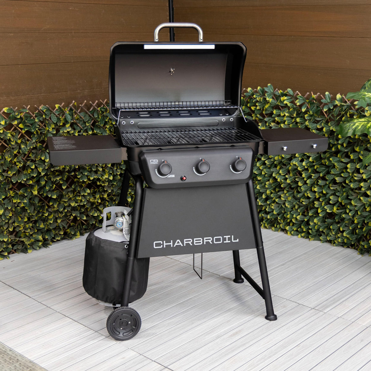 Charbroil Classic 3-Burner Grill porcelain-coated grates prevent sticking and cleanup