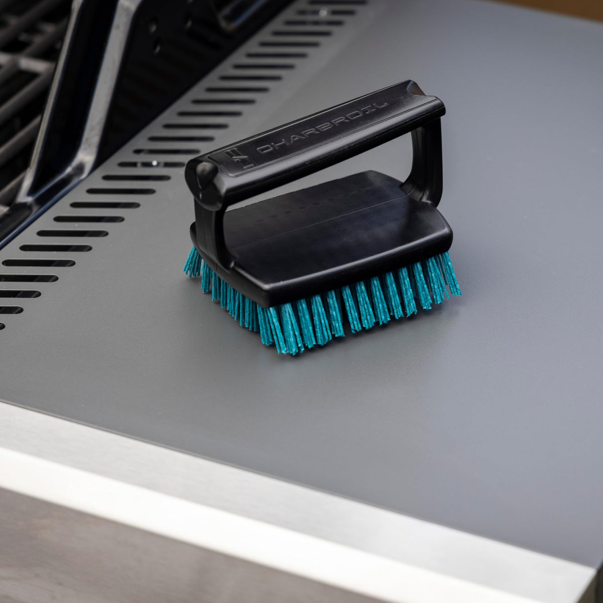 Charbroil Safer Handheld Grill Brush ergonomic handle image emphasizing comfortable grip.