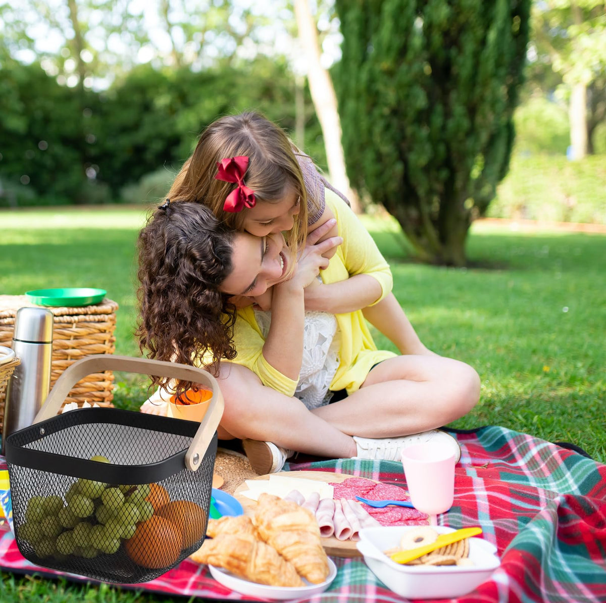 Cheardia multiuse basket suitable for picnics and home storage.