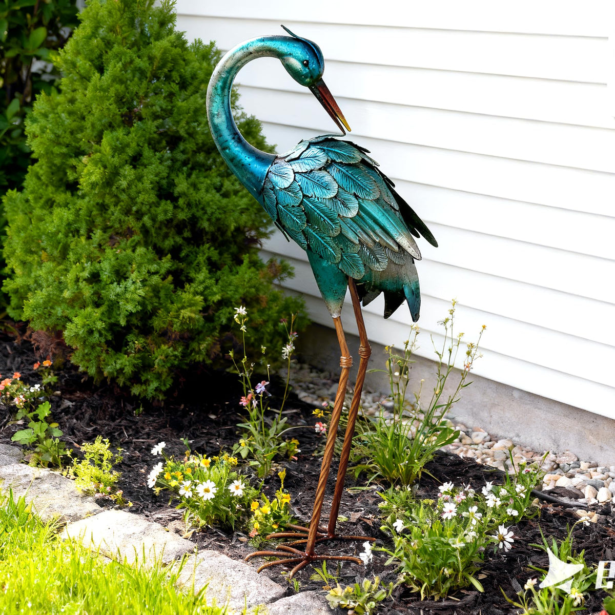 Chisheen crane sculpture for porch display and seasonal accents.