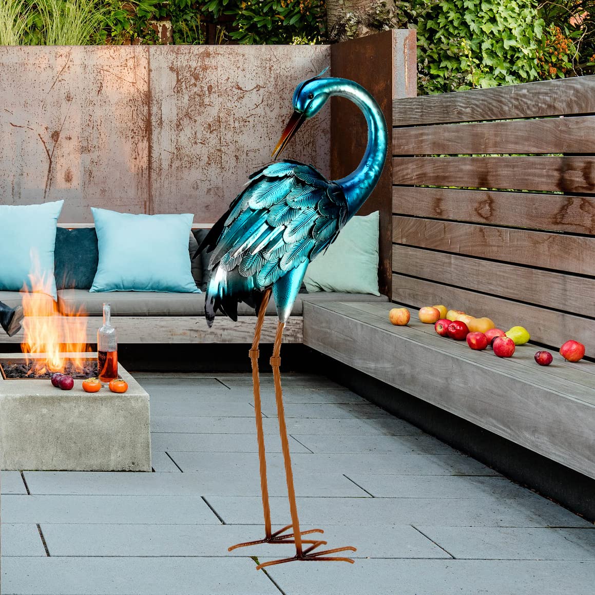 Chisheen large heron decor brightens various outdoor areas.
