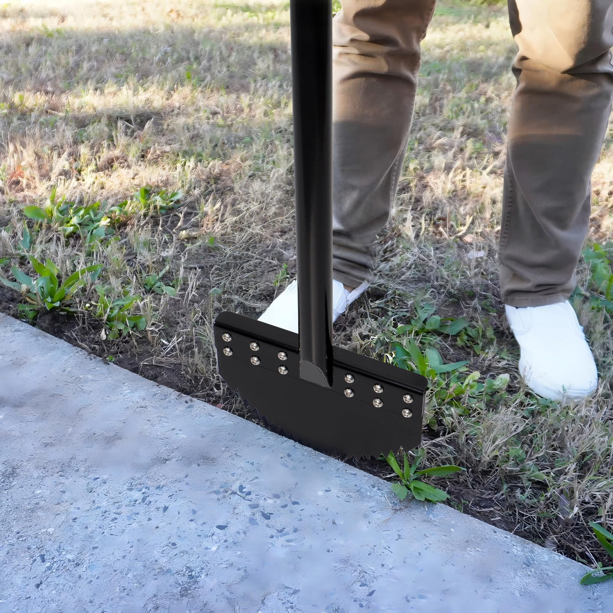 CKLT easy to clean rust resistant design supports regular garden use.
