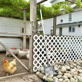 CKLT Extendable handle from 38 to 66 inches reduces bending during chores