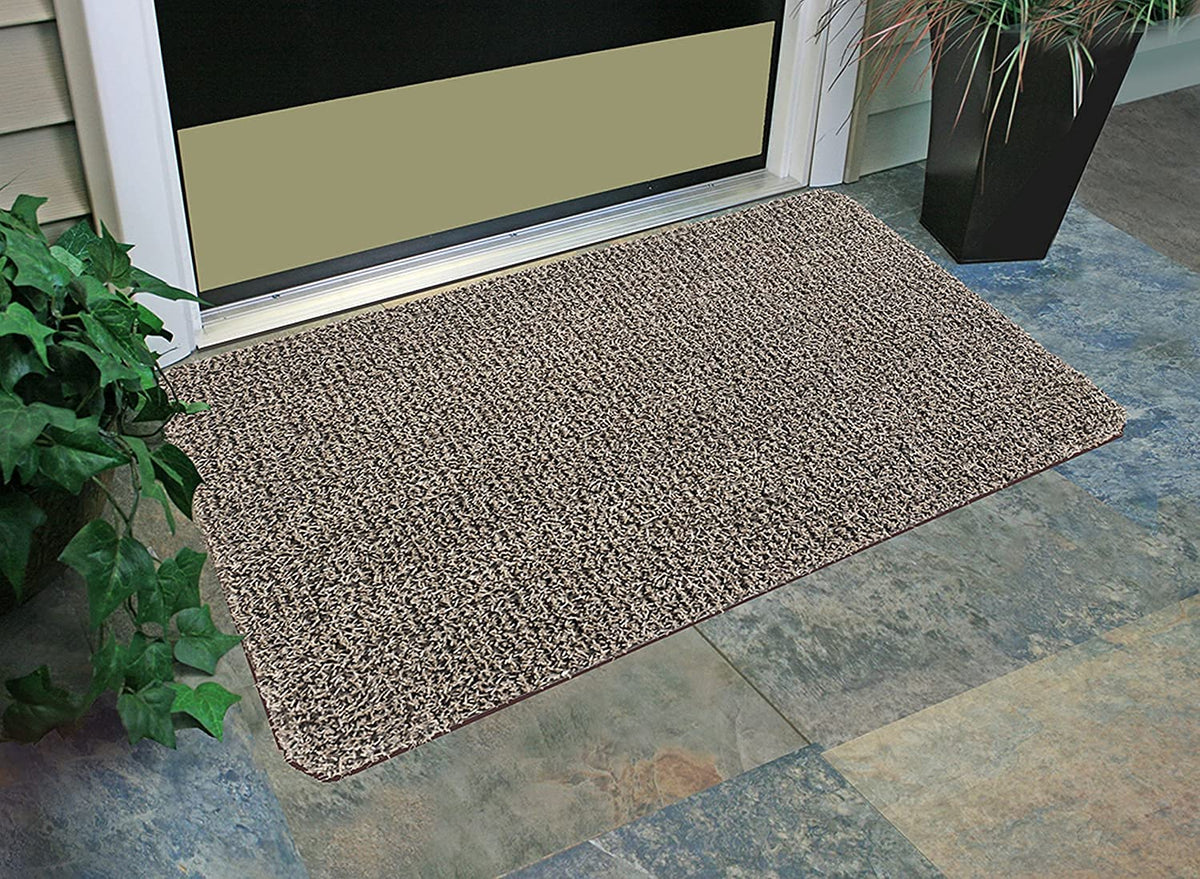 Clean Machine dirt trapper mat close-up blades gripping dirt and sand