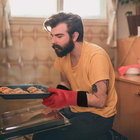 Comsmart BBQ Gloves inner lining is removable for easy washing.