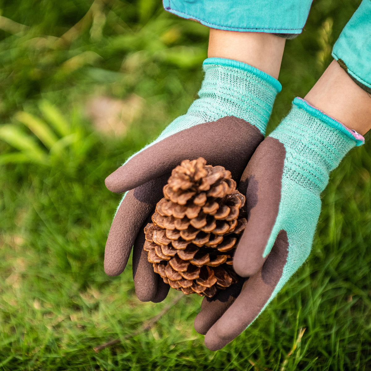 Machine washable COOLJOB gloves for quick cleanups after gardening