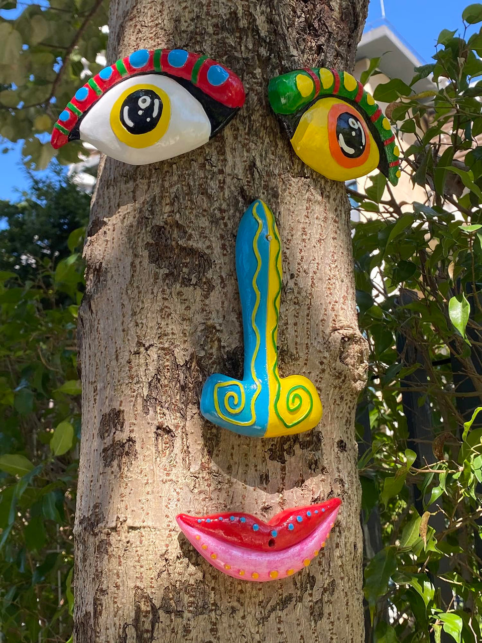 Coonoe tree-face-decor-outdoor adds whimsy to any tree in your yard.