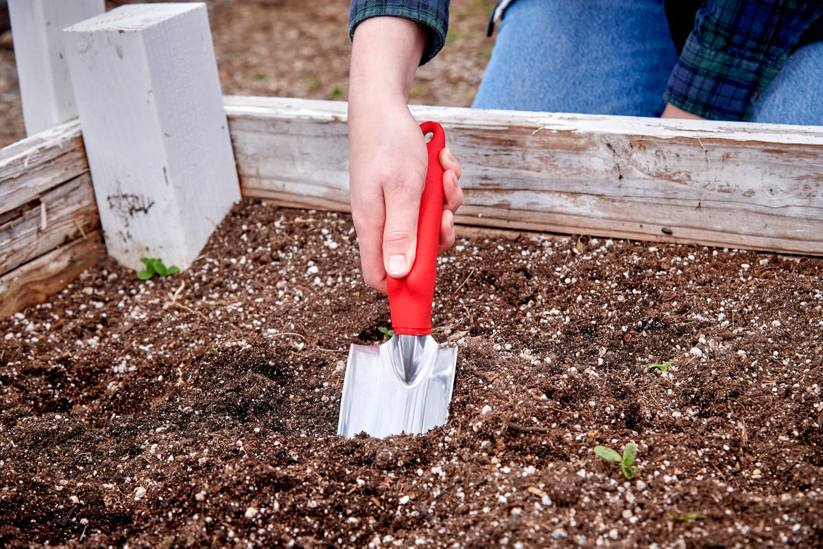 Corona Comfort Trowel blade close-up showing durable blade for easy soil penetration