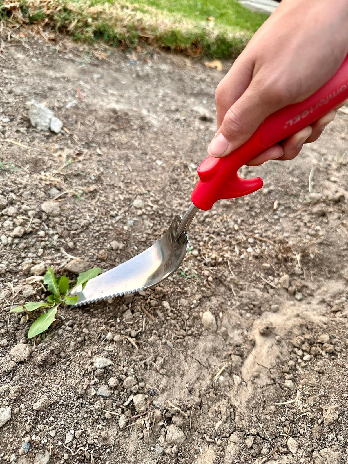Corona CT 3254 ComfortGEL Weeder grip angle emphasizing ergonomic handling and reduced fatigue