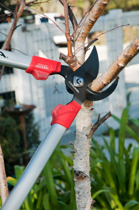 Corona Dual Arc blade design delivers smooth cutting on up to 1-1/2 inch branches.