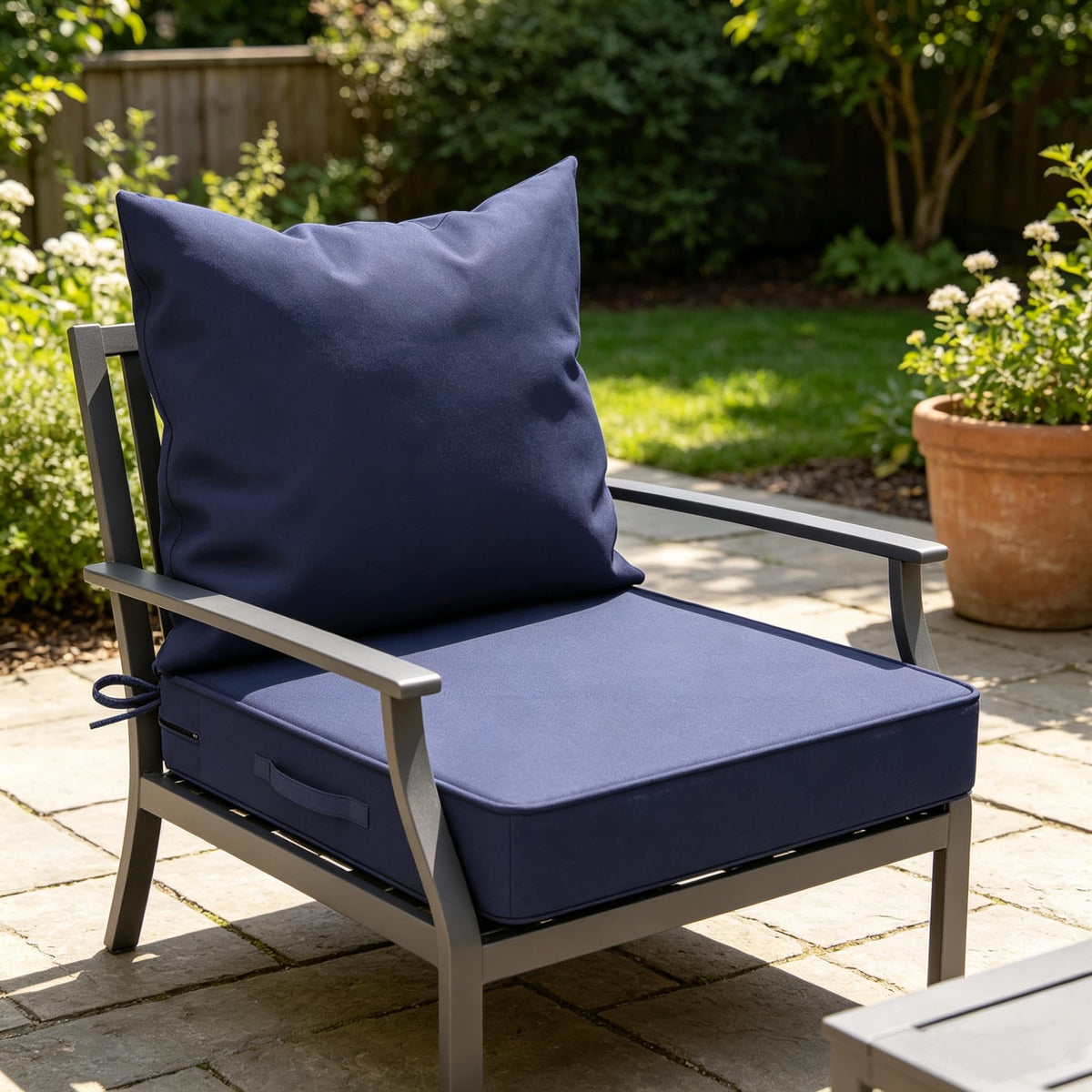 COZEER 2026 fade-resistant fabric preserves color under sunlight.