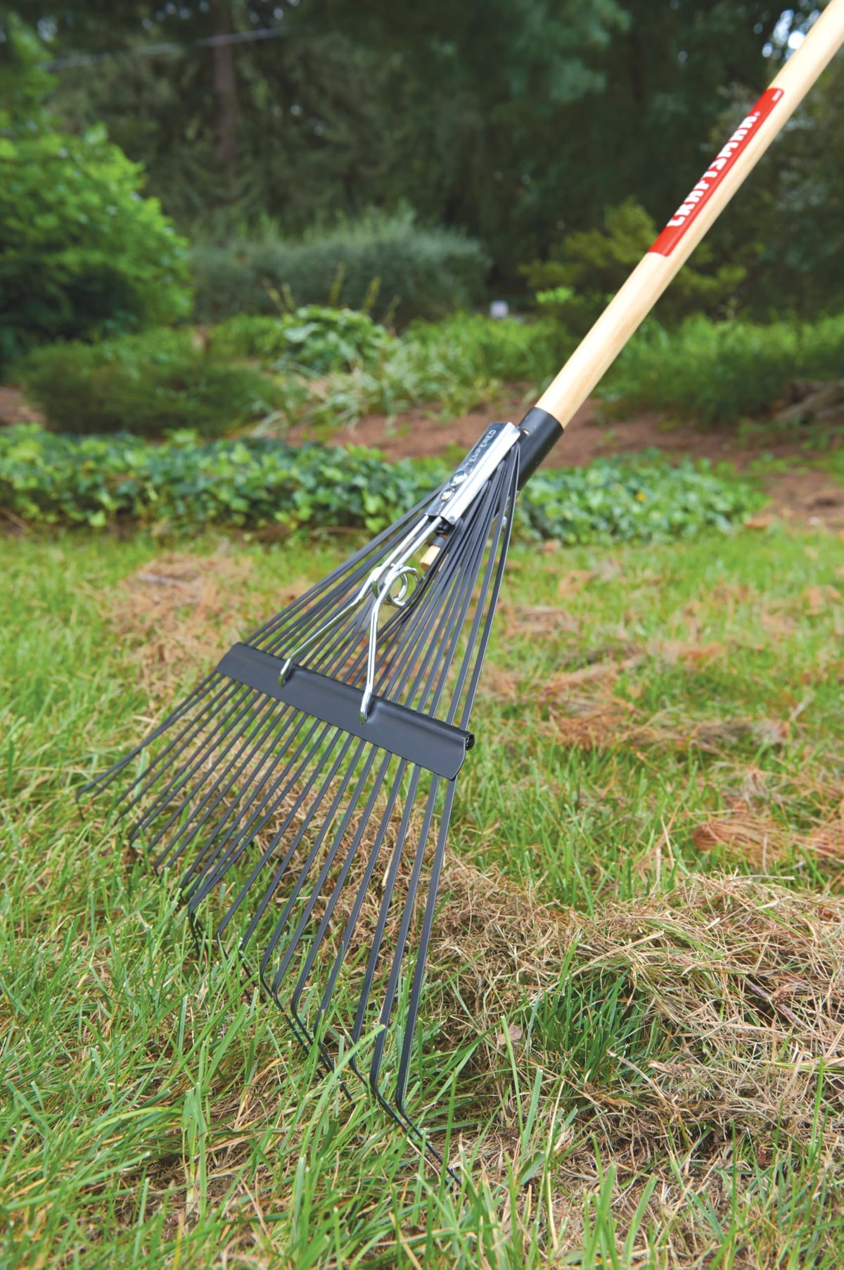 Craftsman cushioned end grip provides comfortable raking sessions