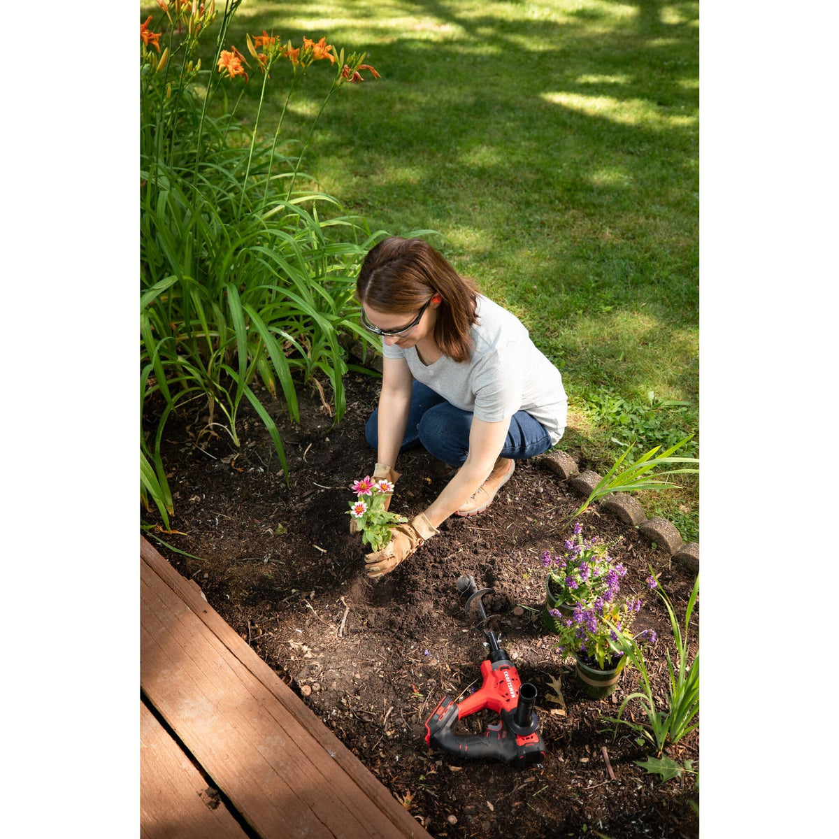 Ambidextrous design of Craftsman V20 enables comfortable use for gardeners.