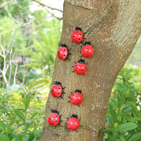 Cruis Cuka ladybugs fence decor is easy to hang and weather resistant