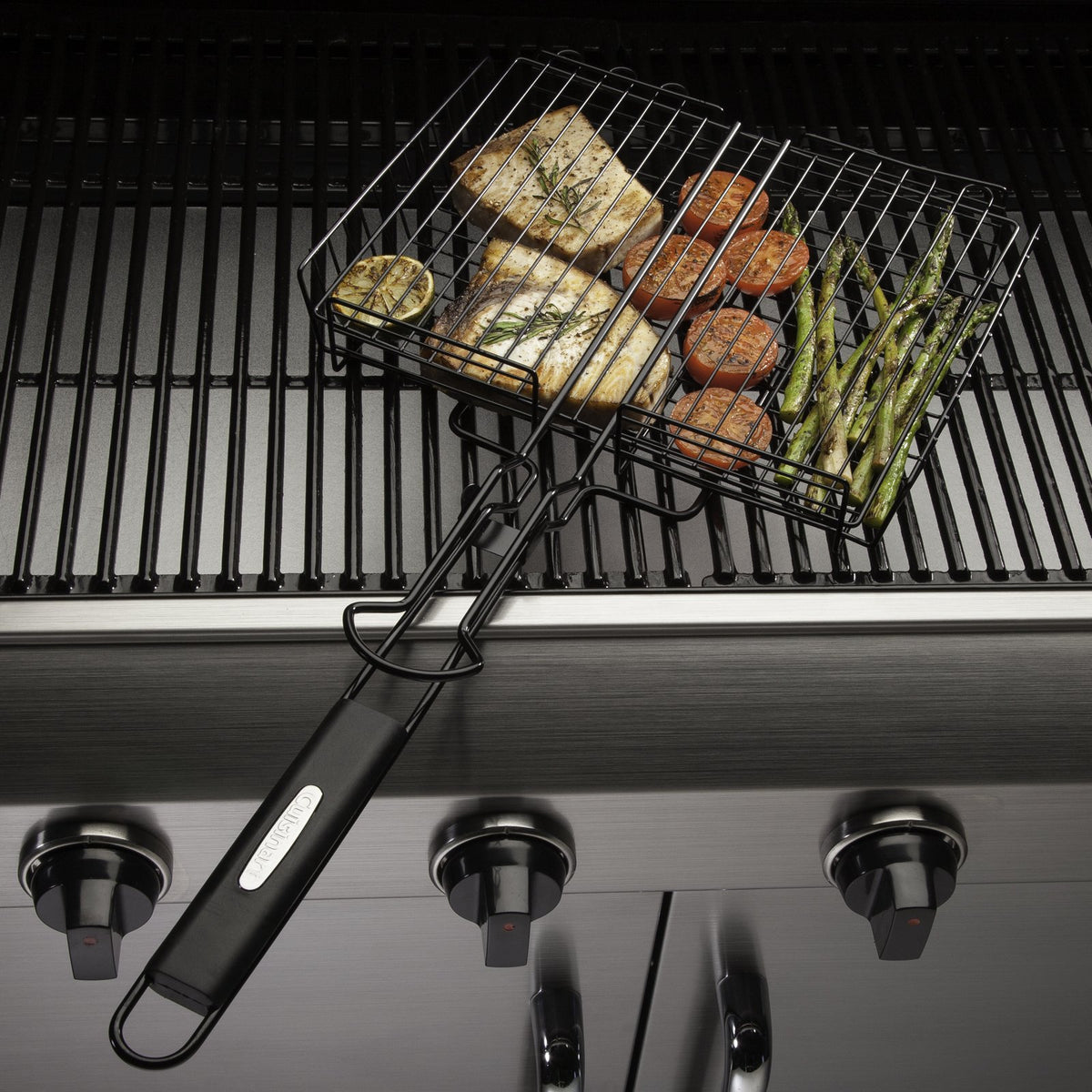 Cuisinart CNTB-422 Simply Grilling Basket angled handle enables comfortable turning for any food thickness