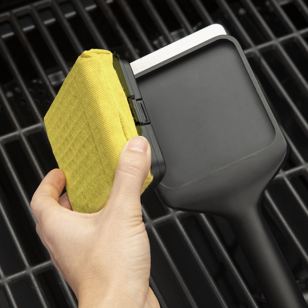 Cuisinart Grill Renew silicone outer frame adapts to grate contours for thorough scrubbing.