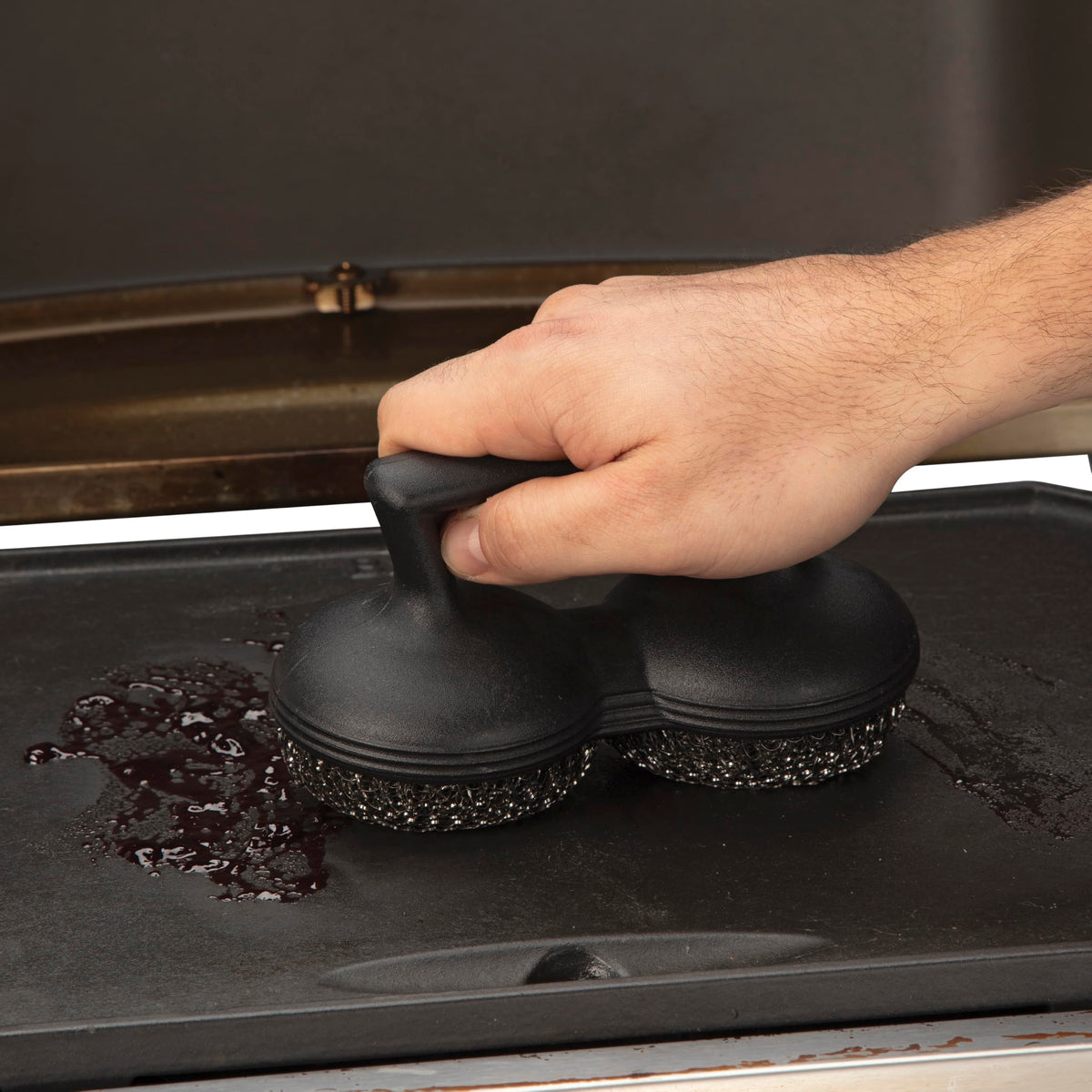 Cuisinart Power Scour enables leverage with minimal effort during scrubbing.