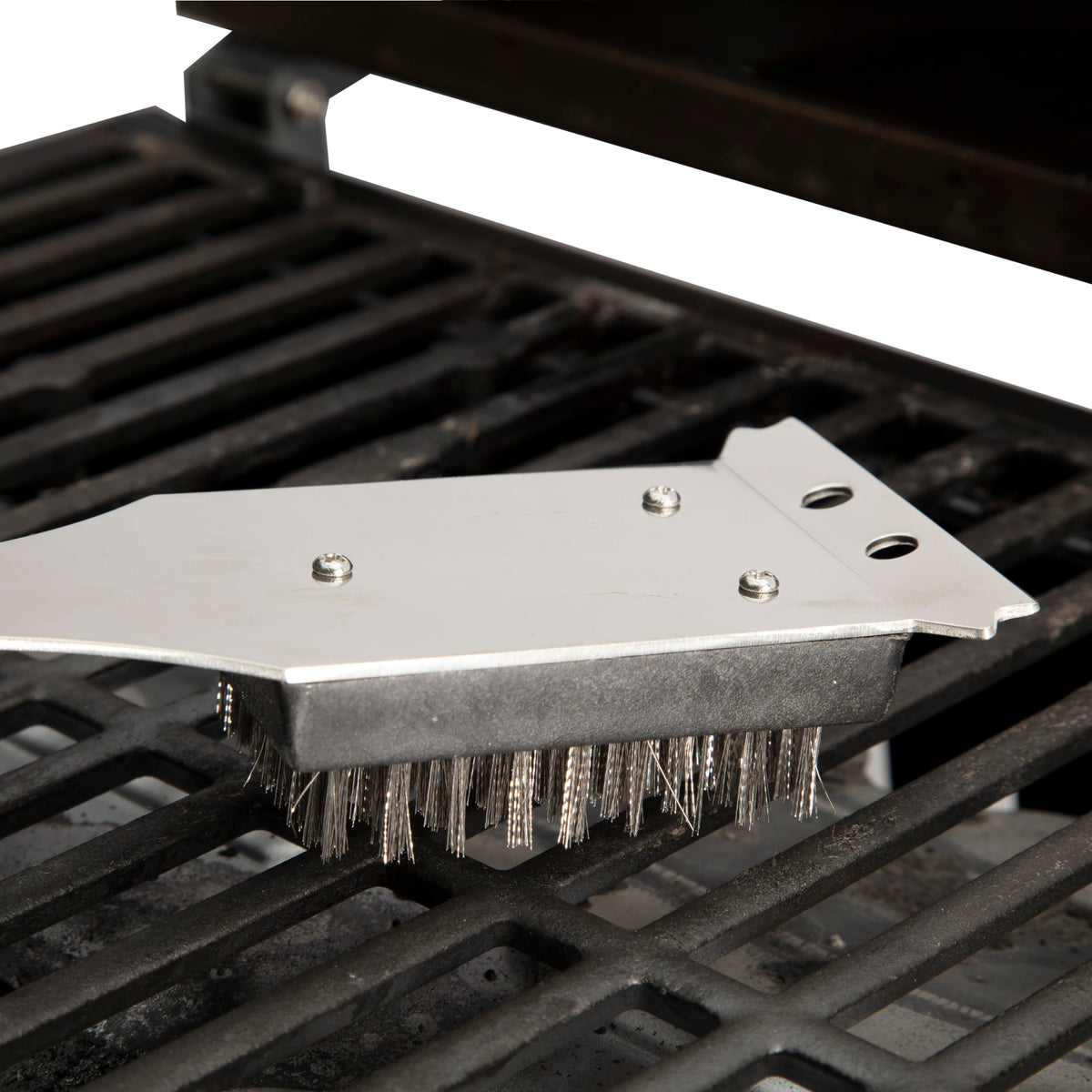 Cuisinart stainless steel bristles remove residue effectively after outdoor barbecues