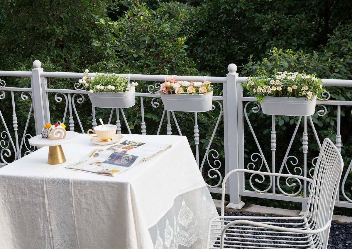 Dahey detachable hooks simplify setup for balcony decoration