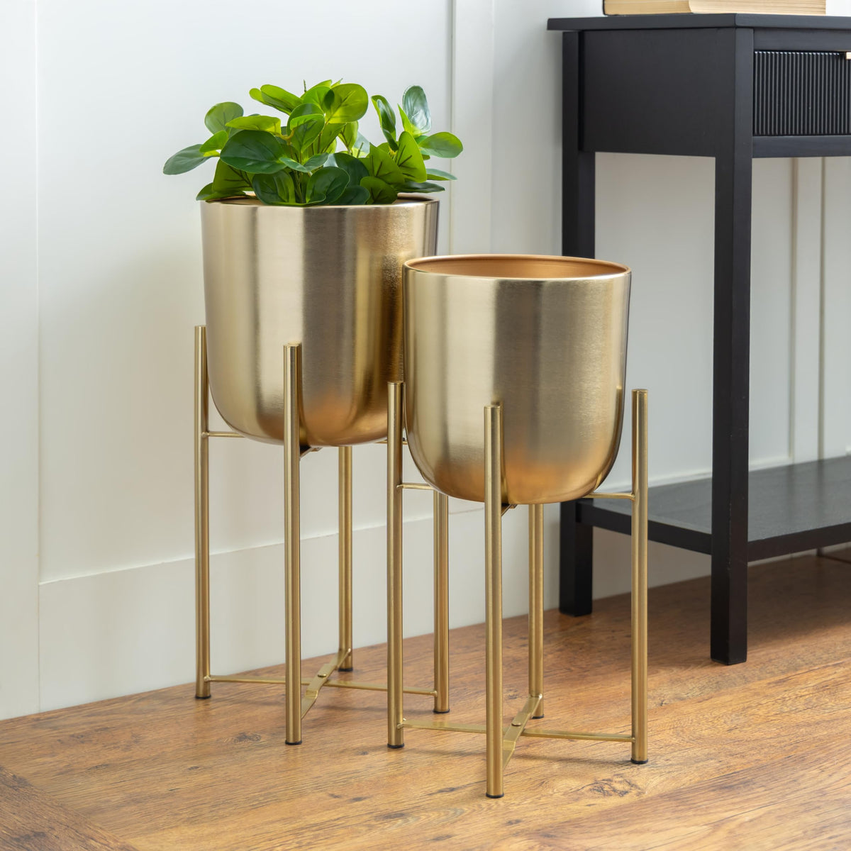 Deco 79 CosmoLiving dome-design planter for both indoor and outdoor spaces.