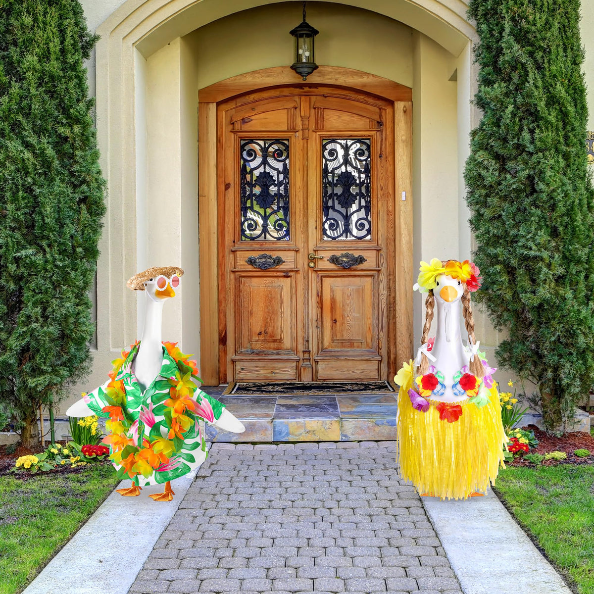 DECOHS straw hat with elastic strap stays on goose reliably for outdoor displays.