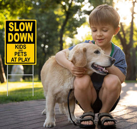 DEROLT bright warning sign uses bold graphics to grab attention on busy streets.