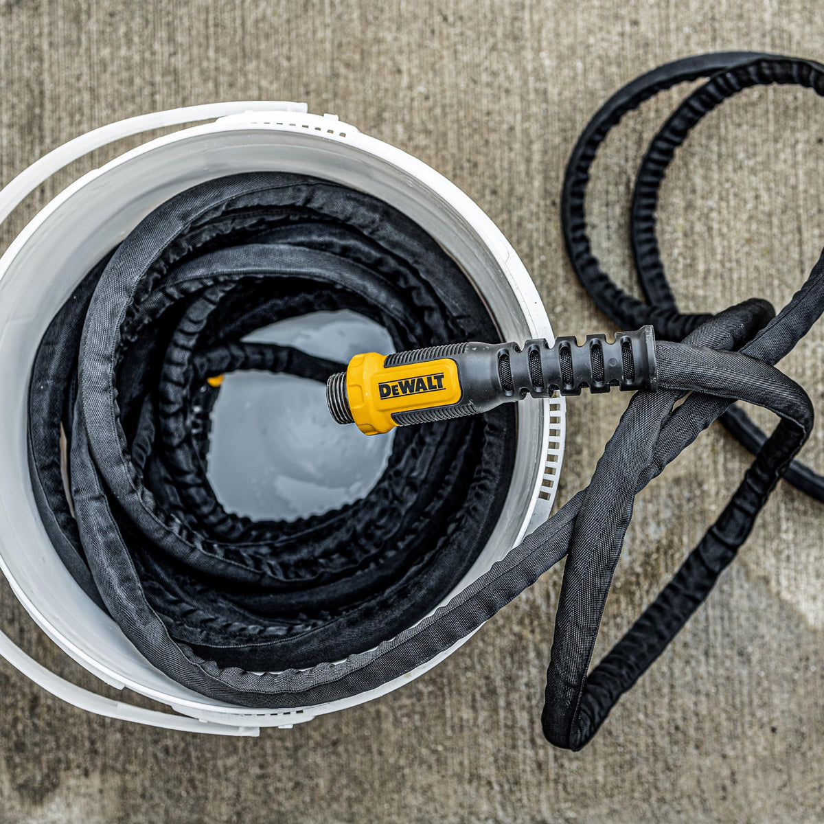 DEWALT integrated tension sleeve offers strain relief for smoother flow.