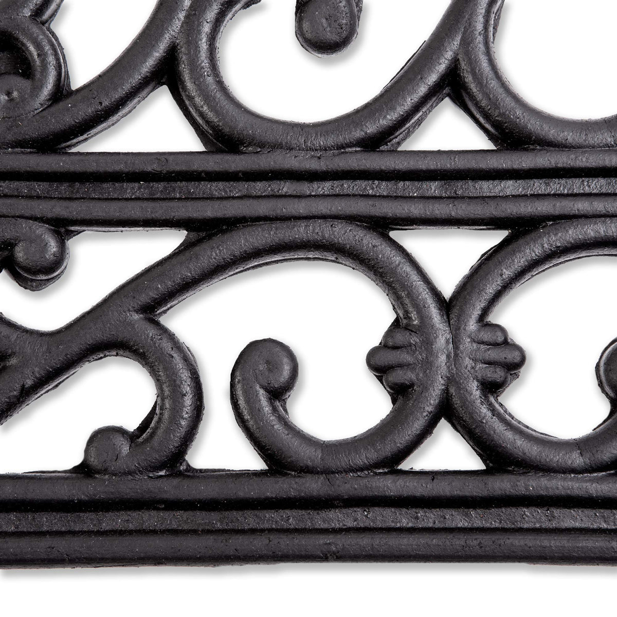 DII doormat at front door with decorative edge.