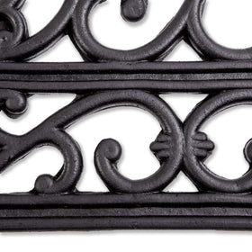 DII doormat at front door with decorative edge.