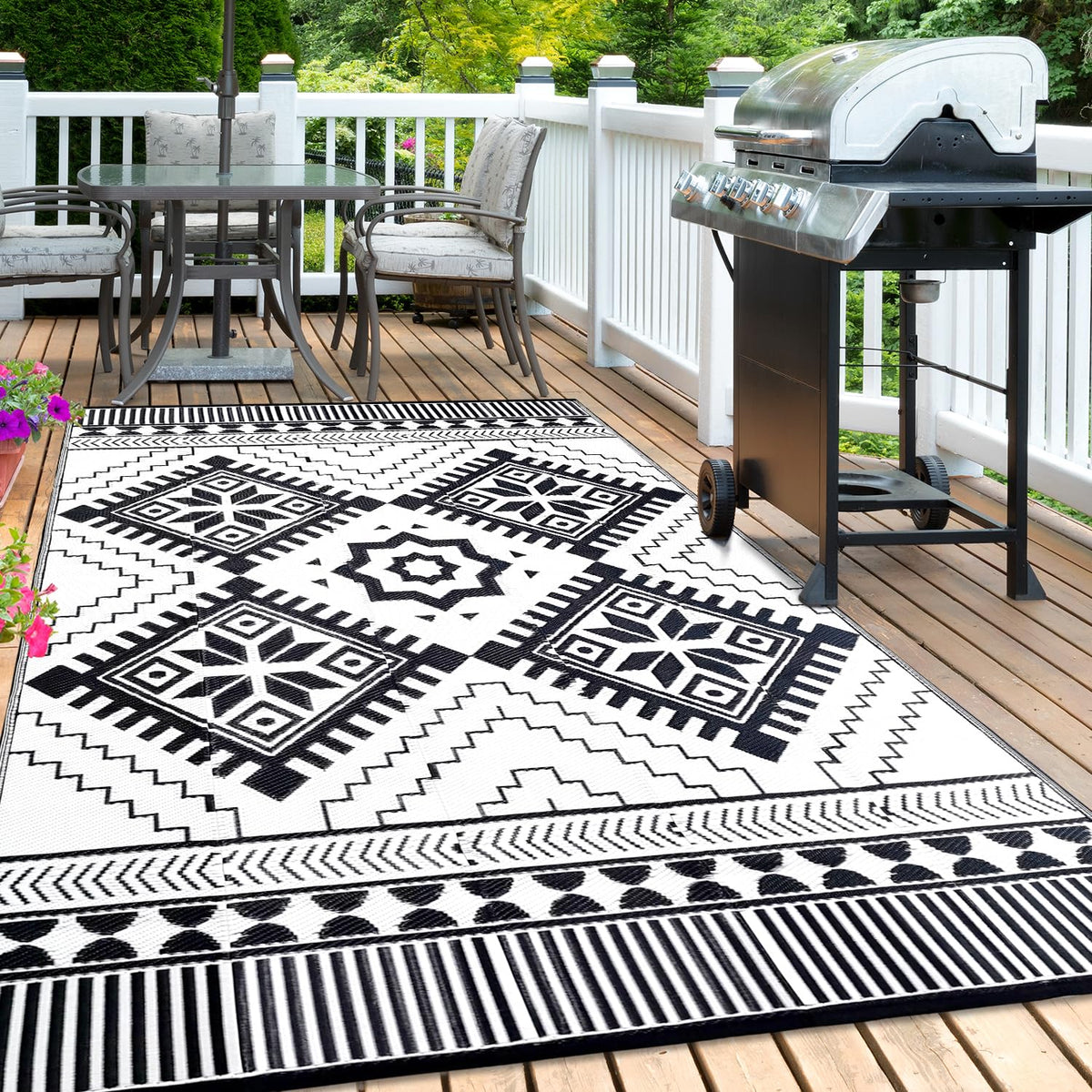 DiiKoo versatile outdoor mat suited for patios, decks, picnics, and beaches.