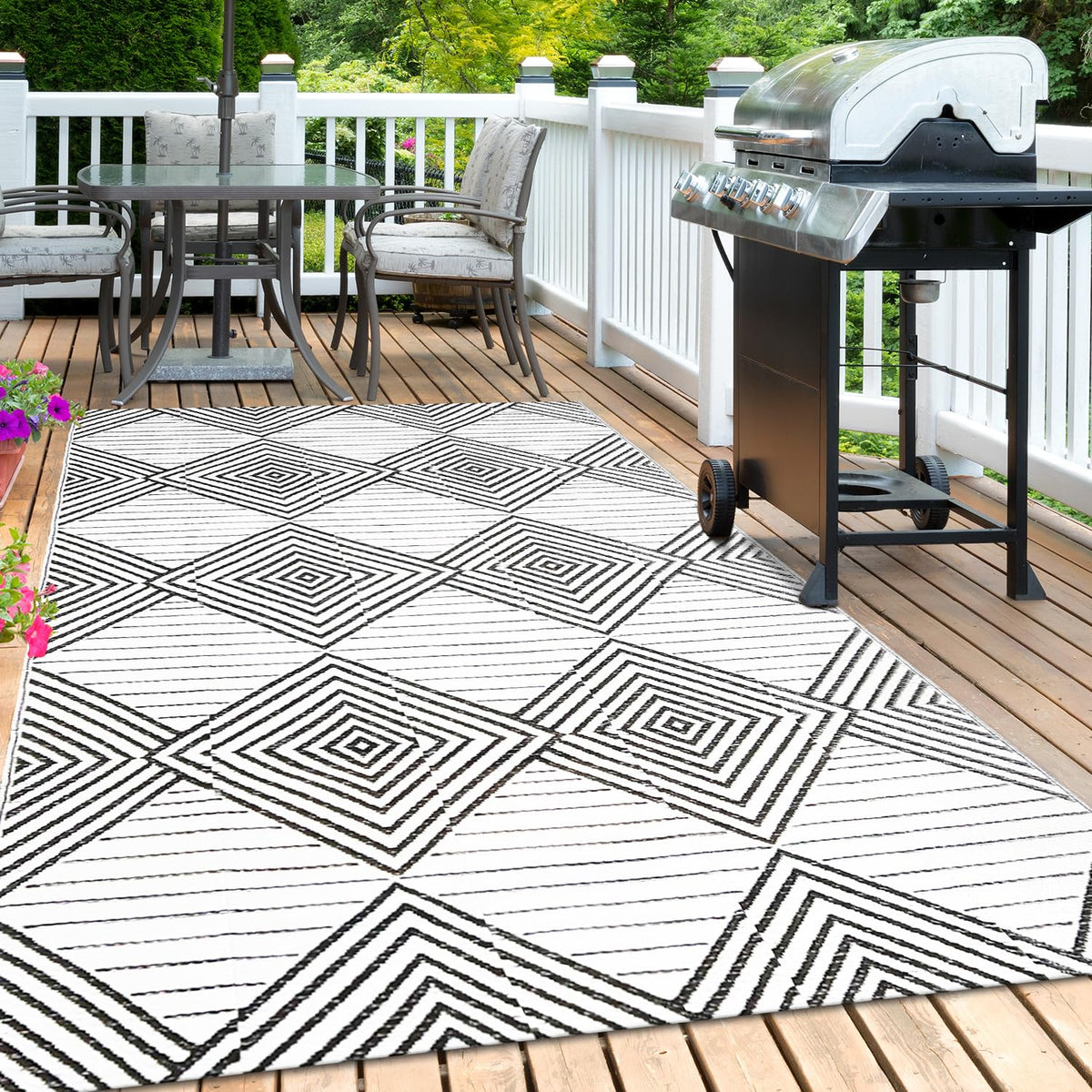DiiKoo black and white geometric pattern rug for stylish outdoor spaces.