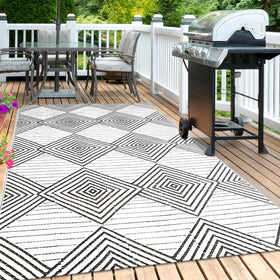 DiiKoo black and white geometric pattern rug for stylish outdoor spaces.