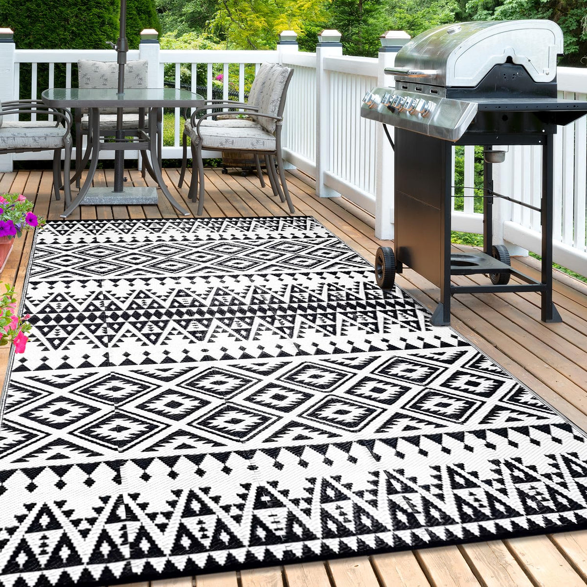 DiiKoo recycled polypropylene rug is soft and eco-friendly for lounging.