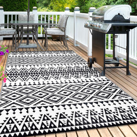 DiiKoo recycled polypropylene rug is soft and eco-friendly for lounging.